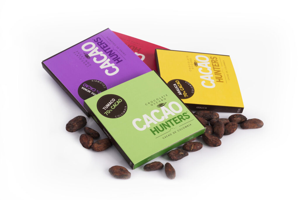 PLA15 Etiquetas Ganador Cacao Hunters 3 Cajas acompañadas de semillas cacao